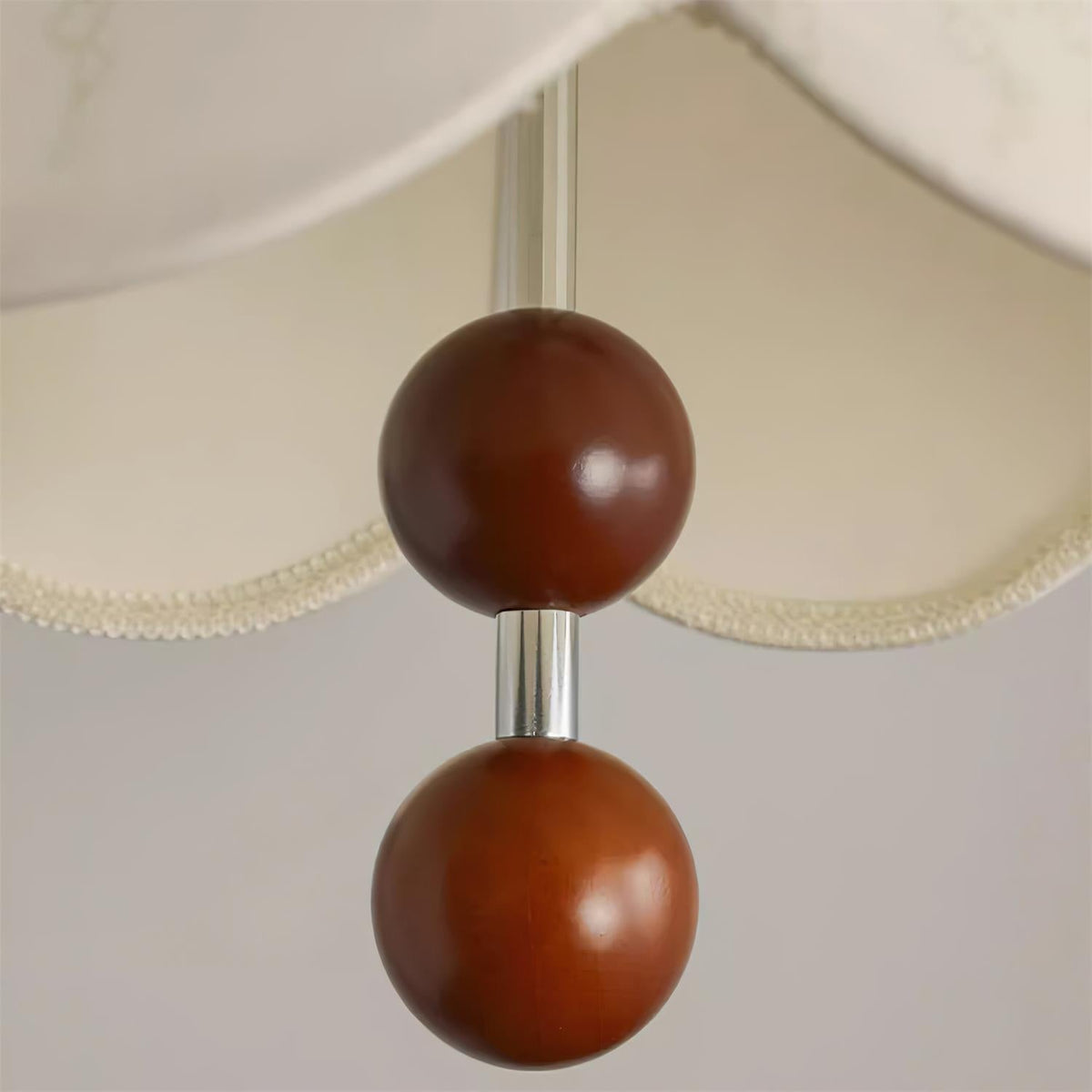 Lampa wisząca z płócienną ochronką, drewniane akcenty w stylu vintage do salonu