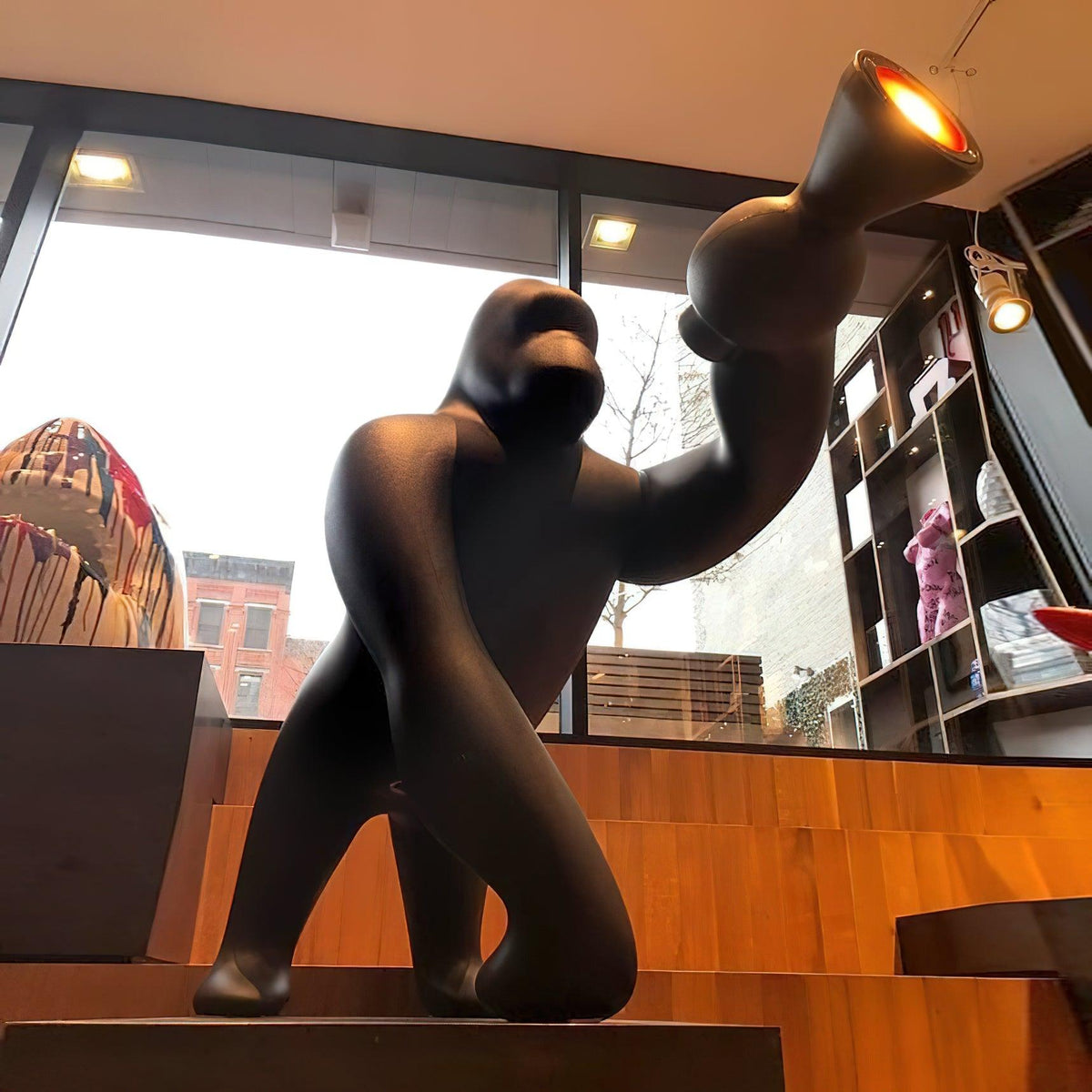 Gorilla zewnętrzna lampa stojąca