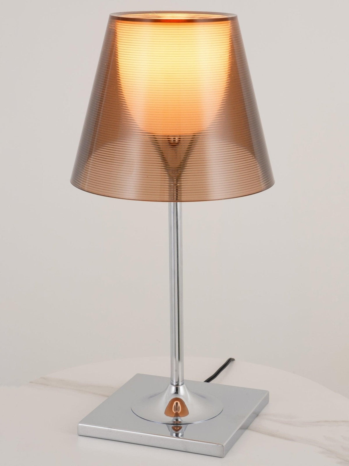 Bravon lampa stołowa z plastiku