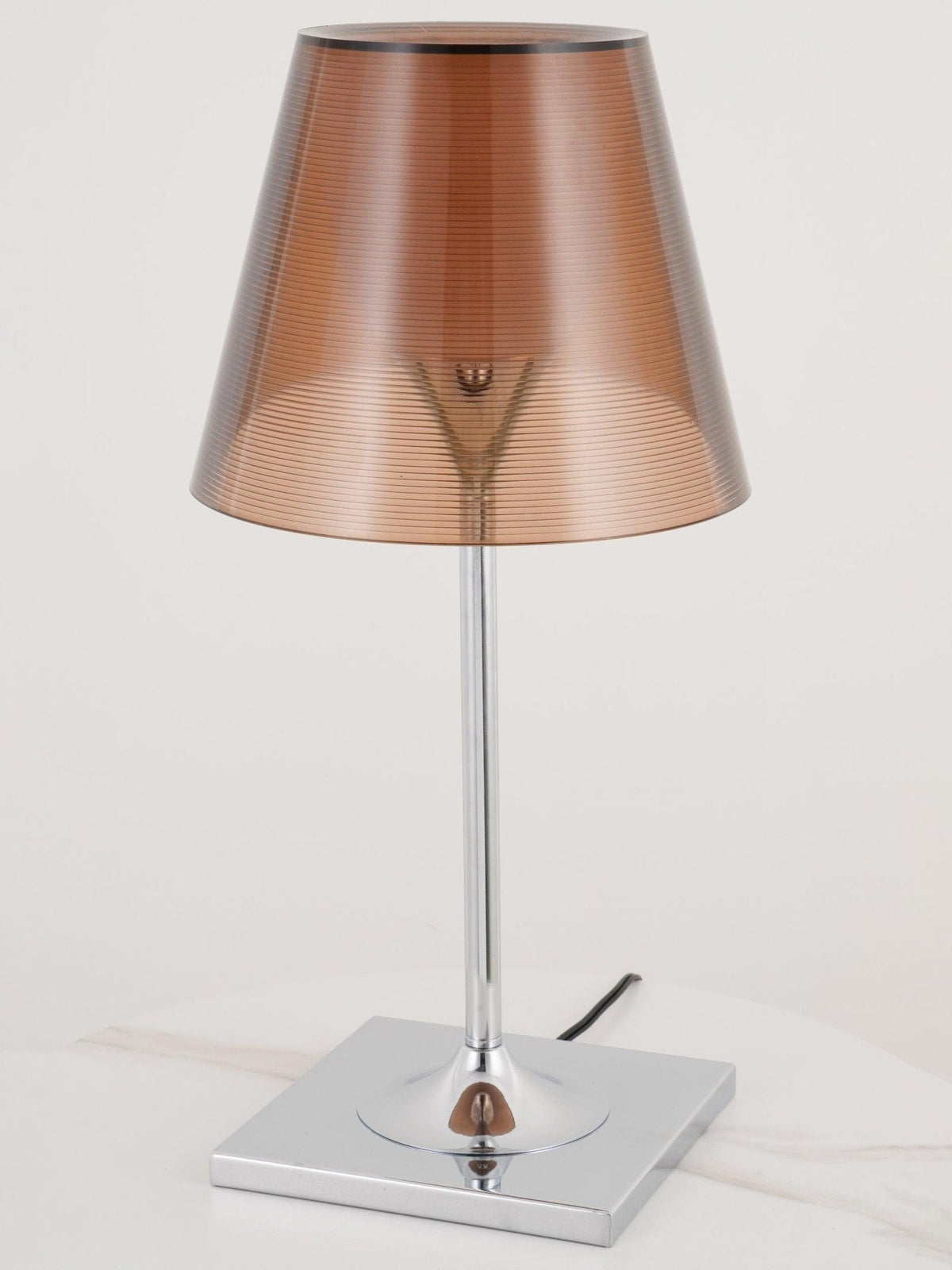 Bravon lampa stołowa z plastiku