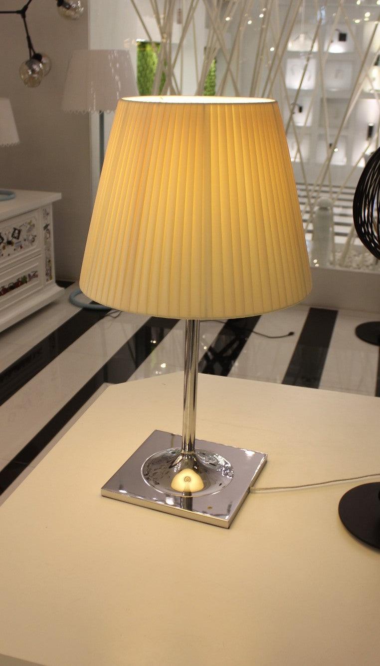 Bravon lampa stołowa z plastiku