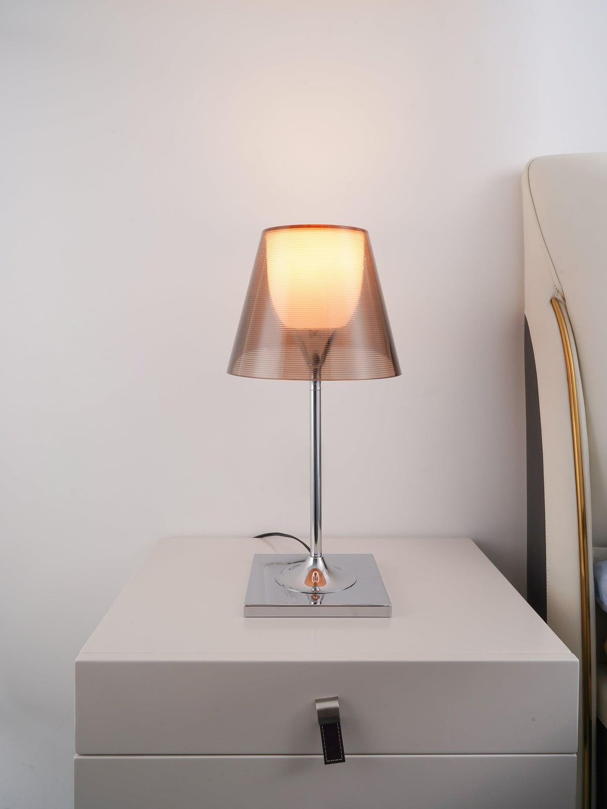 Bravon lampa stołowa z plastiku