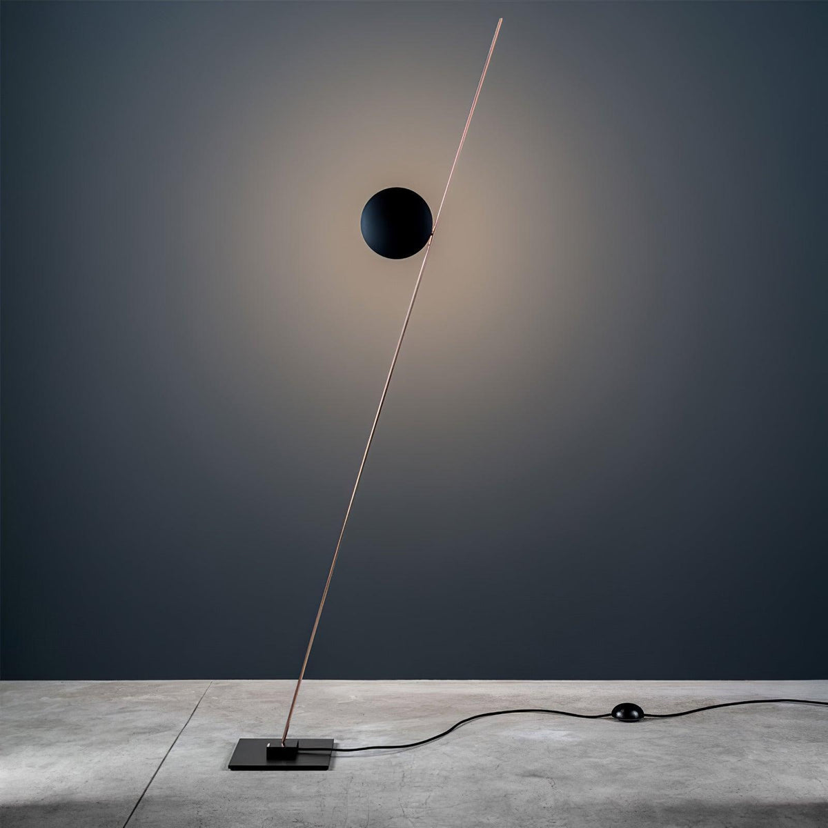Axial Ray rzeźbiarska lampa stojąca