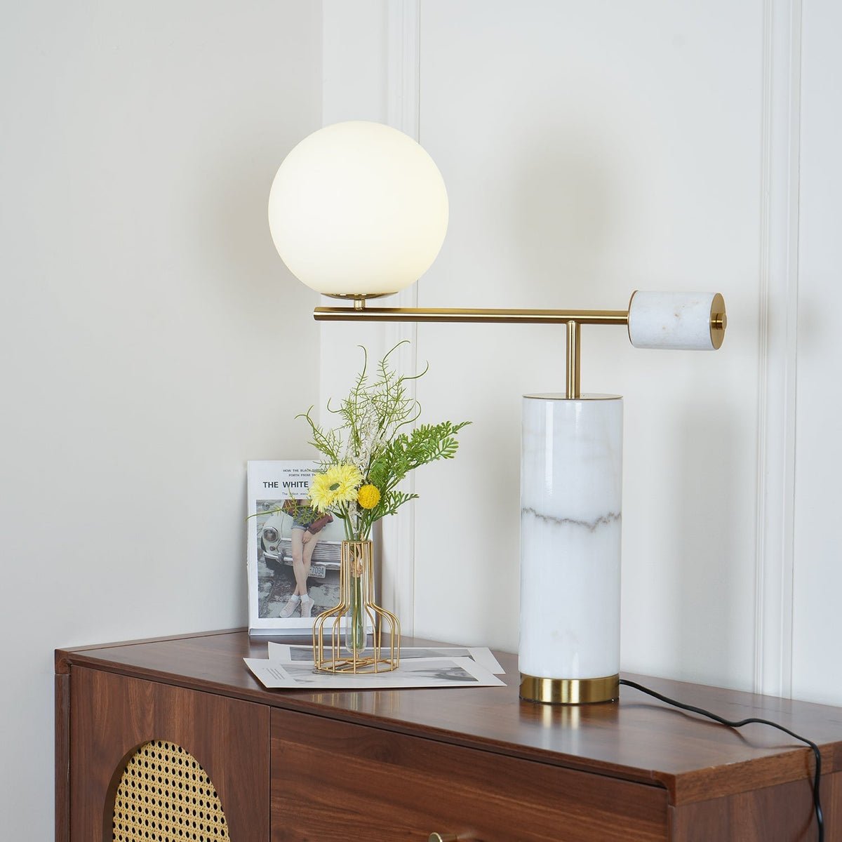 Vathayre minimalistyczna lampa stołowa z marmuru