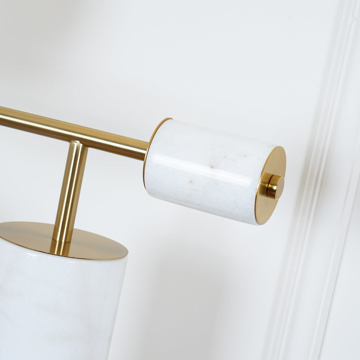 Vathayre minimalistyczna lampa stołowa z marmuru