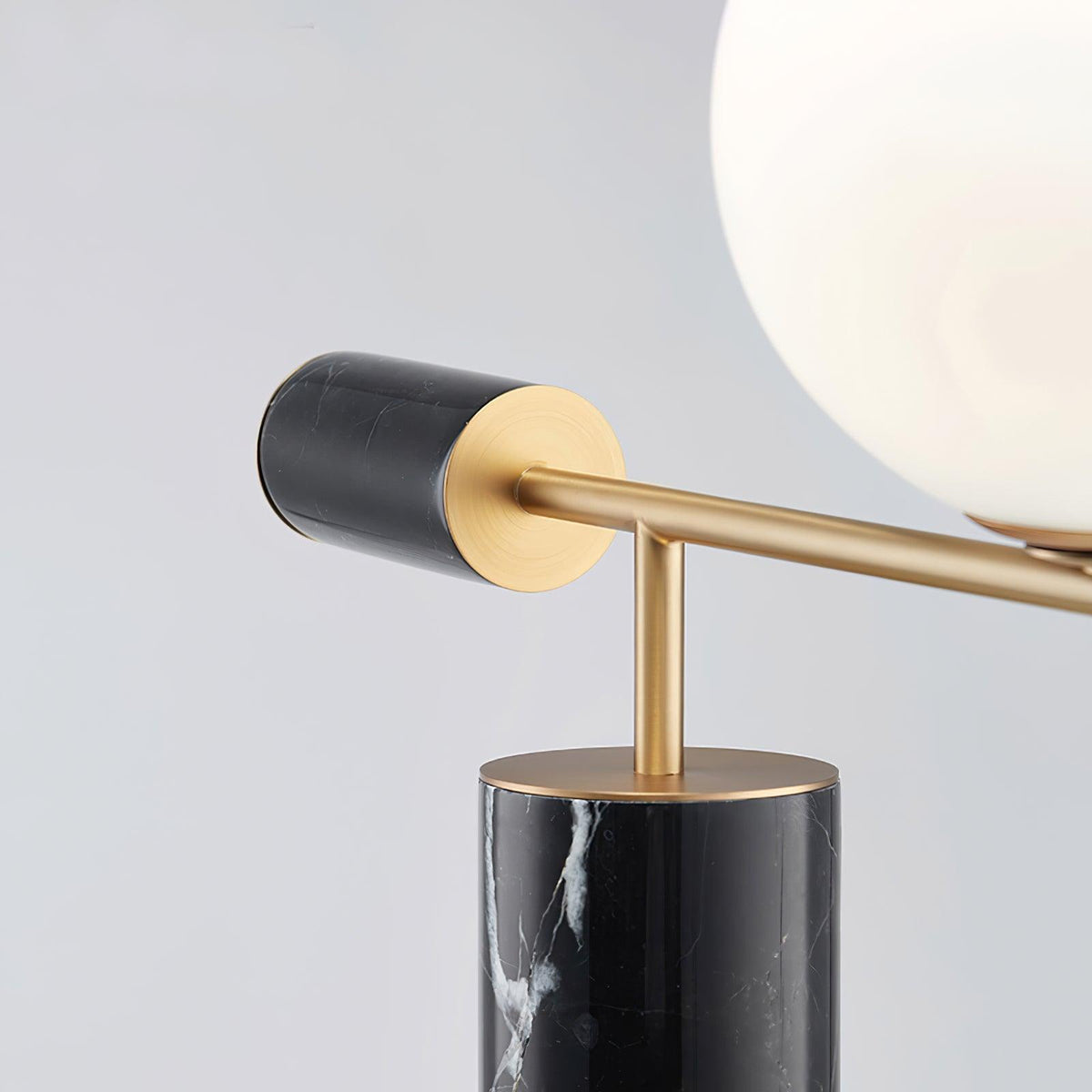 Vathayre minimalistyczna lampa stołowa z marmuru