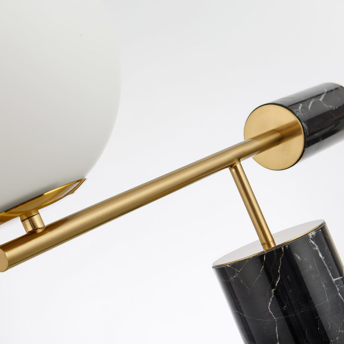 Vathayre minimalistyczna lampa stołowa z marmuru
