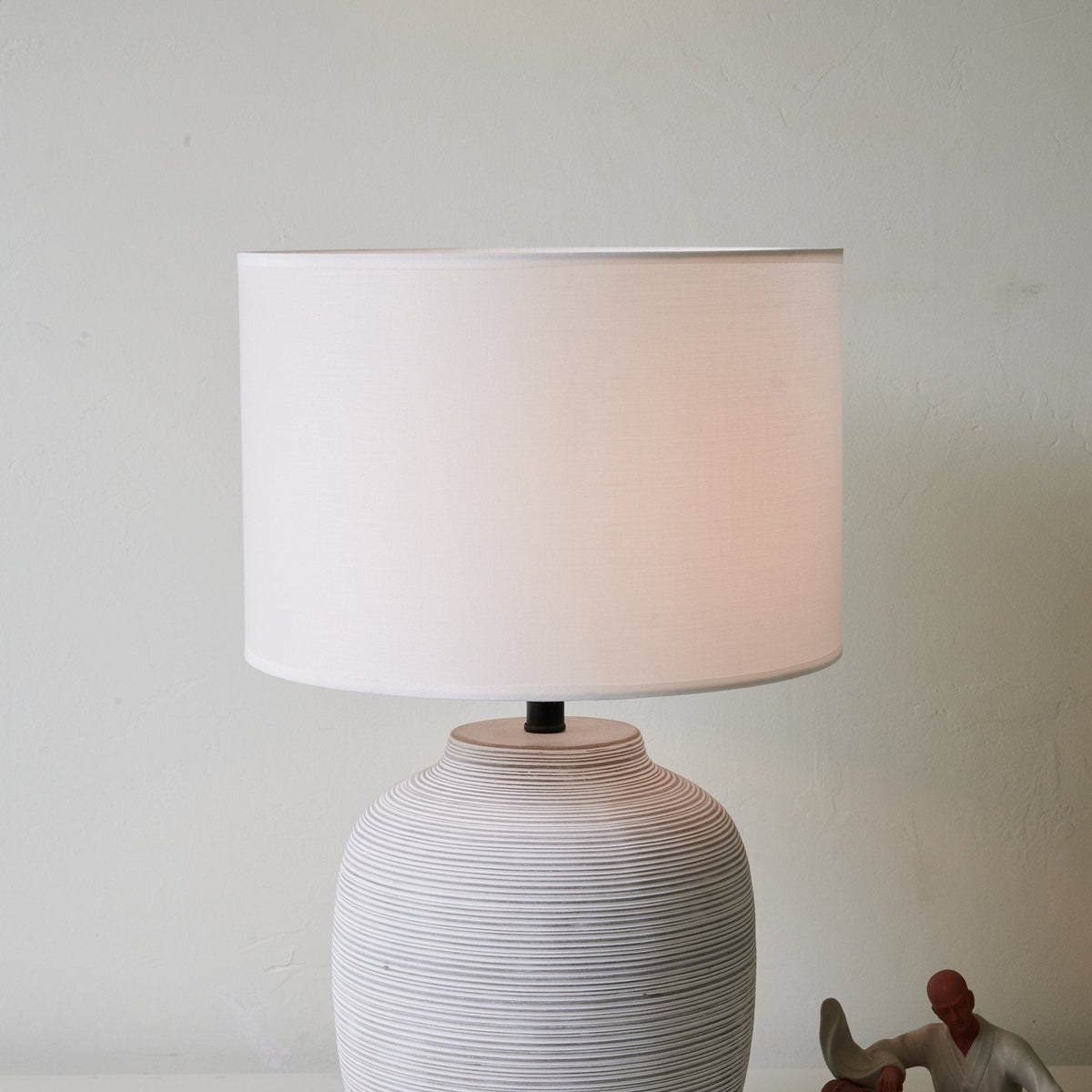 Edward minimalistyczna lampa stołowa z ceramiki