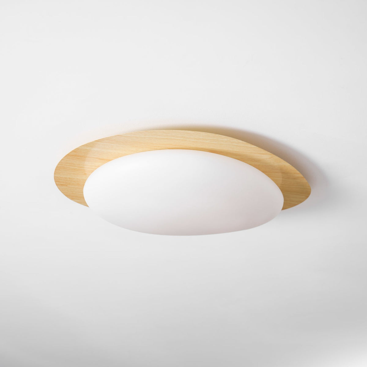 Sylenia lampa sufitowa Pebble orzechowe drewno akryl LED