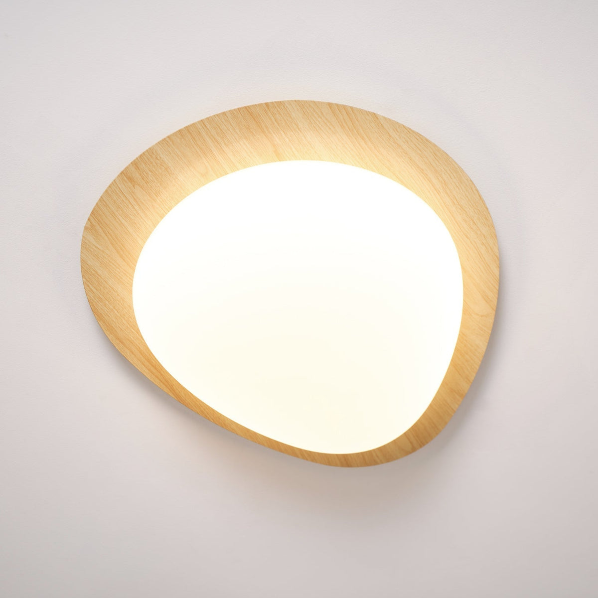 Sylenia lampa sufitowa Pebble orzechowe drewno akryl LED