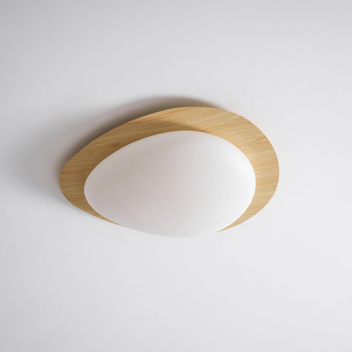 Sylenia lampa sufitowa Pebble orzechowe drewno akryl LED