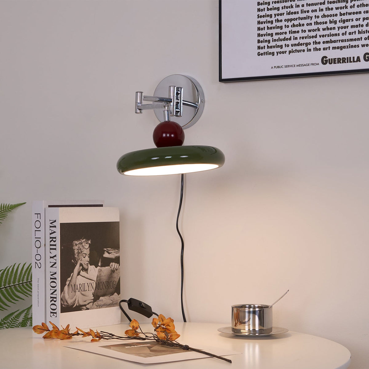 Lampa ścienna Lola z wtyczką