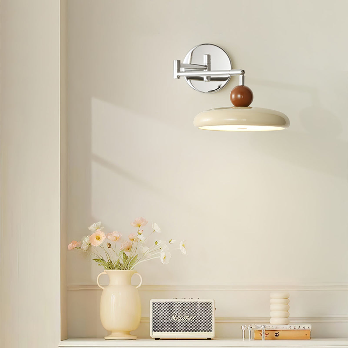 Lampa ścienna Lola z wtyczką