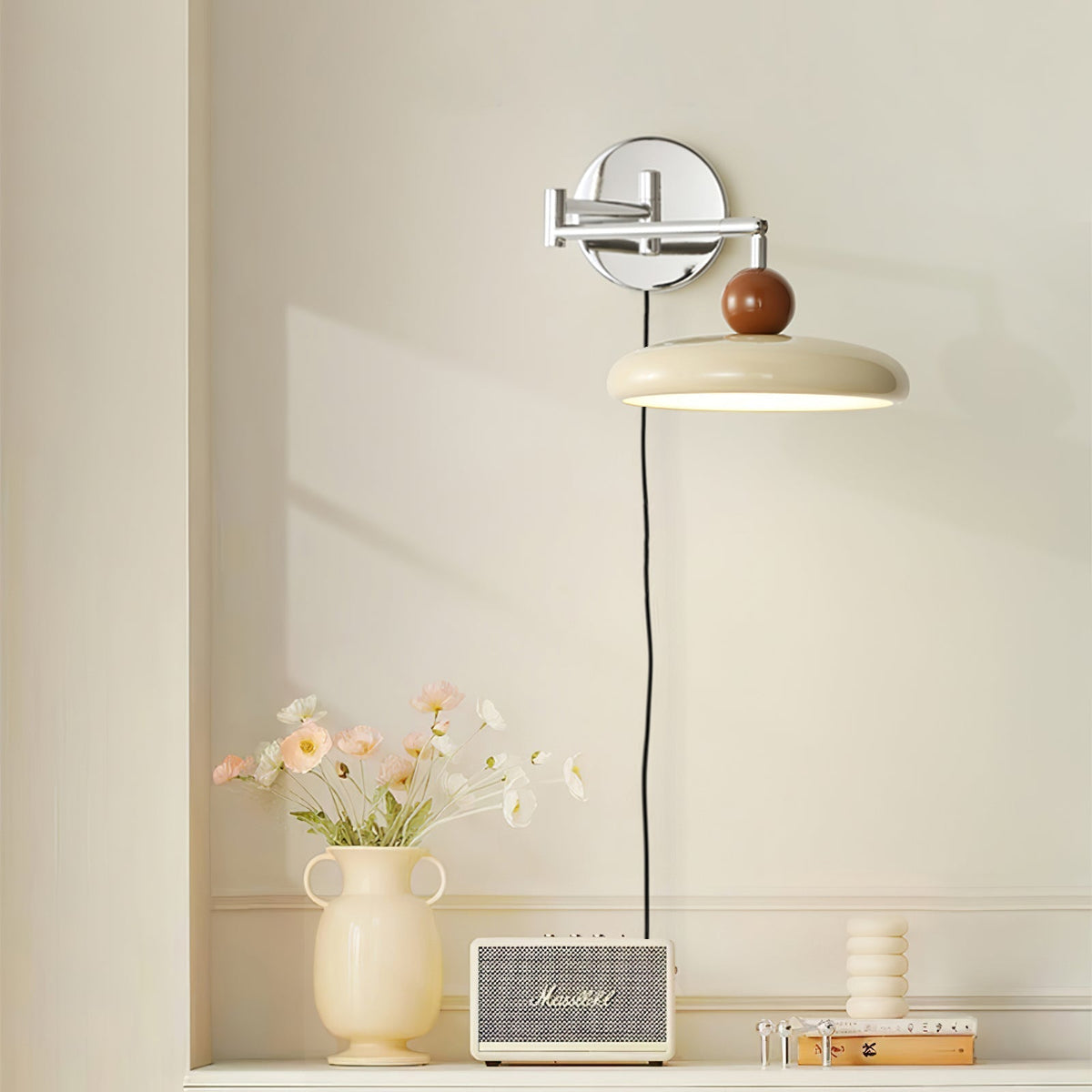 Lampa ścienna Lola z wtyczką