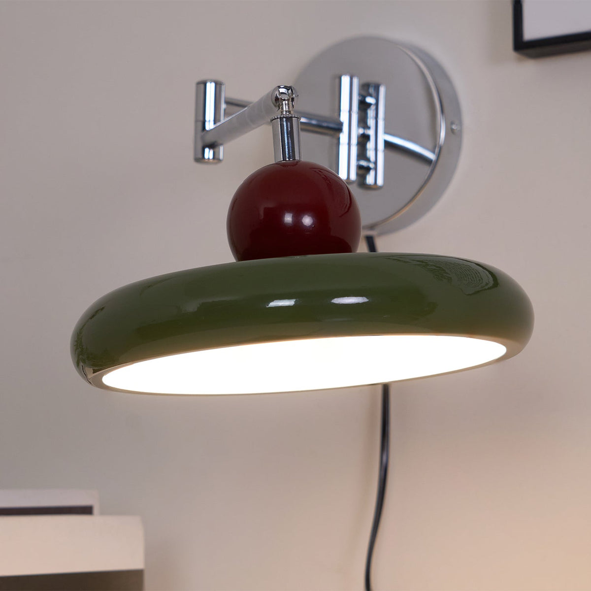 Lampa ścienna Lola z wtyczką