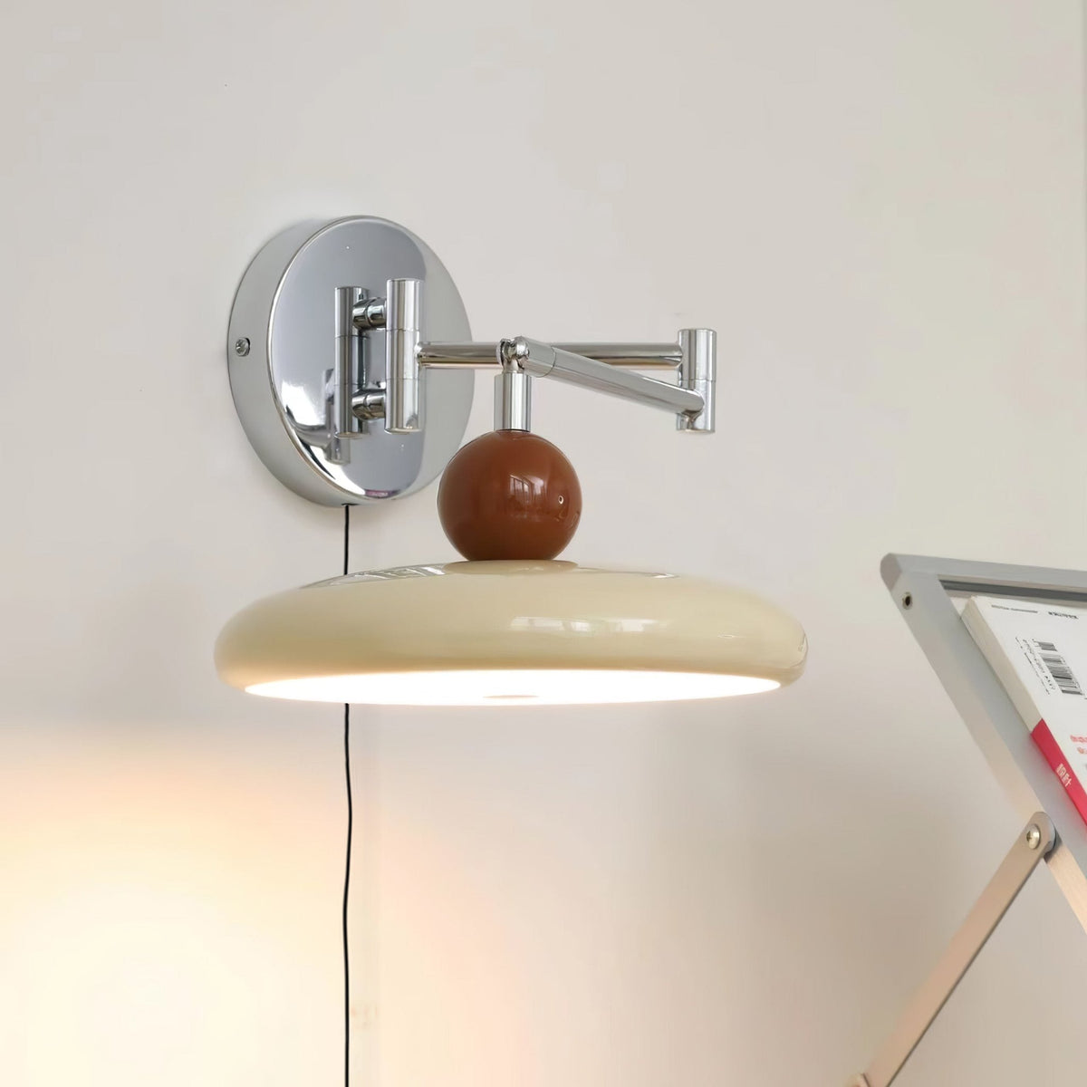 Lampa ścienna Lola z wtyczką