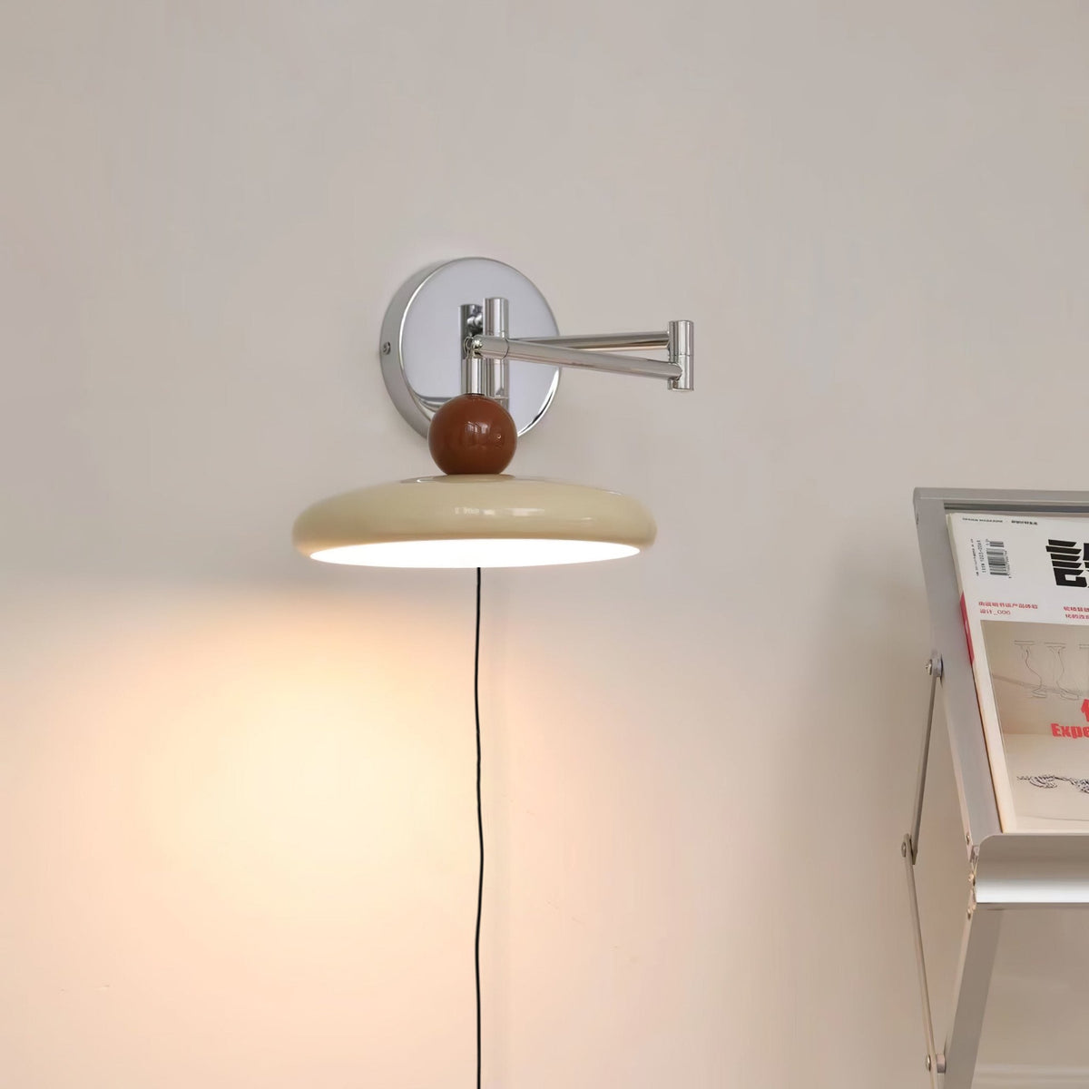 Lampa ścienna Lola z wtyczką