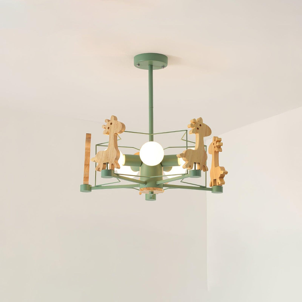 Rinelian żyrandol Lovely Deer Wooden w kolorze zielonym i naturalnym drewnie
