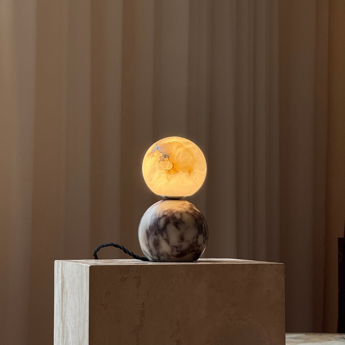 Ceaty lampa stołowa