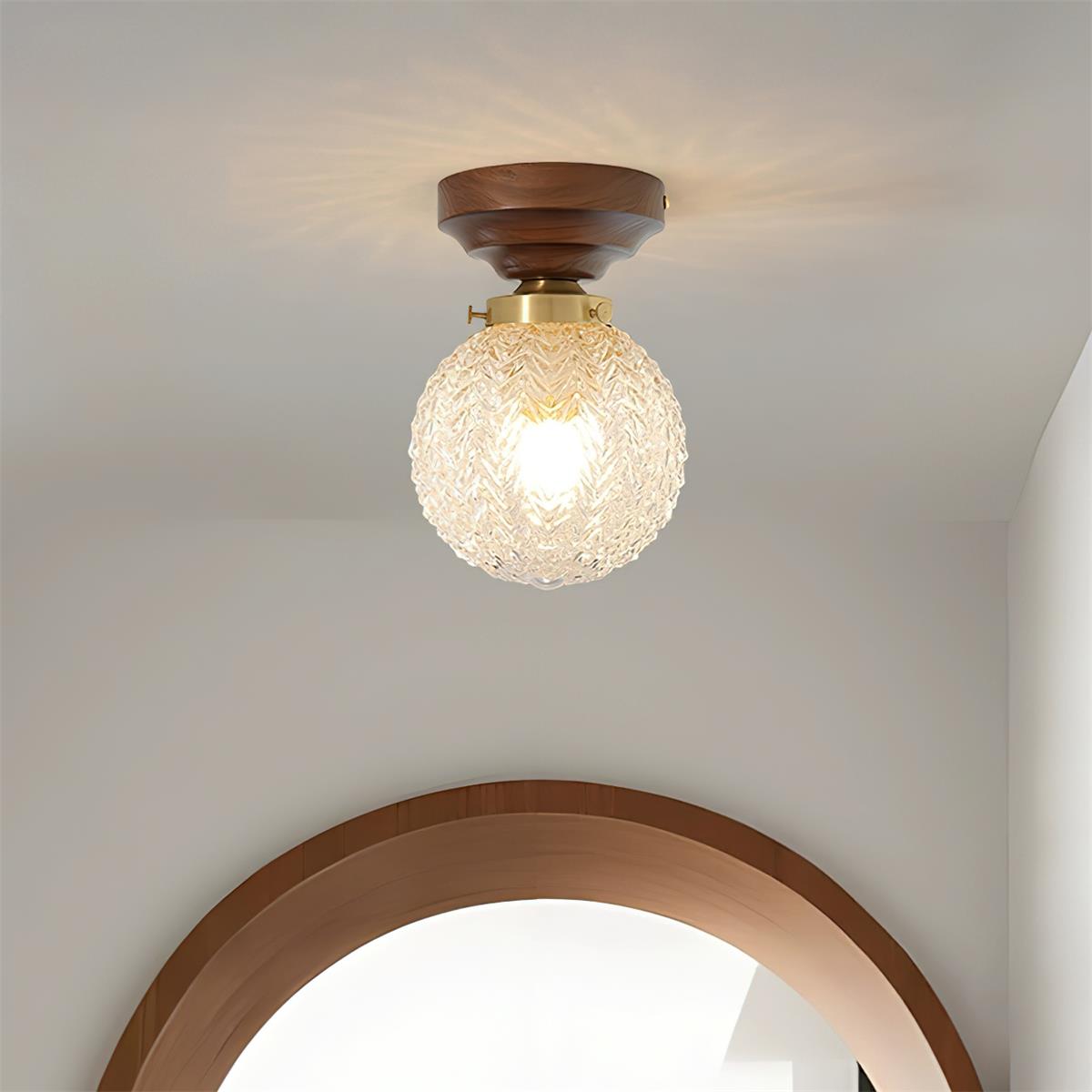 Lampa sufitowa kulista ze szkła przezroczystego, drewna orzechowego i rozetą miedzianą