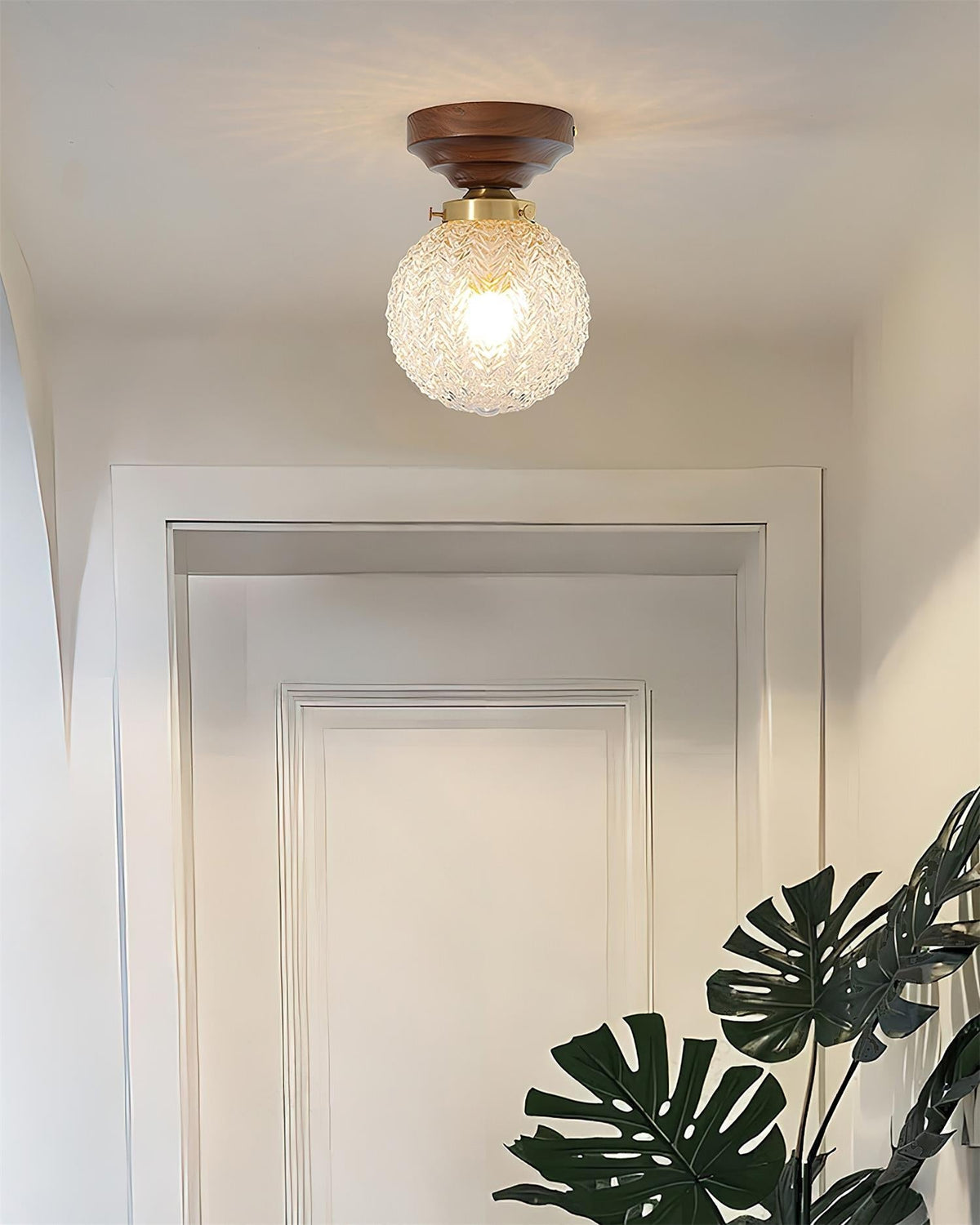 Lampa sufitowa kulista ze szkła przezroczystego, drewna orzechowego i rozetą miedzianą