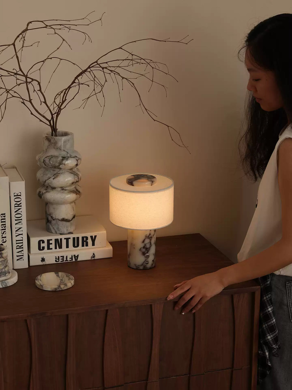 Kalwy cylindryczna lampa stołowa z travertynu w kolorze żółtym