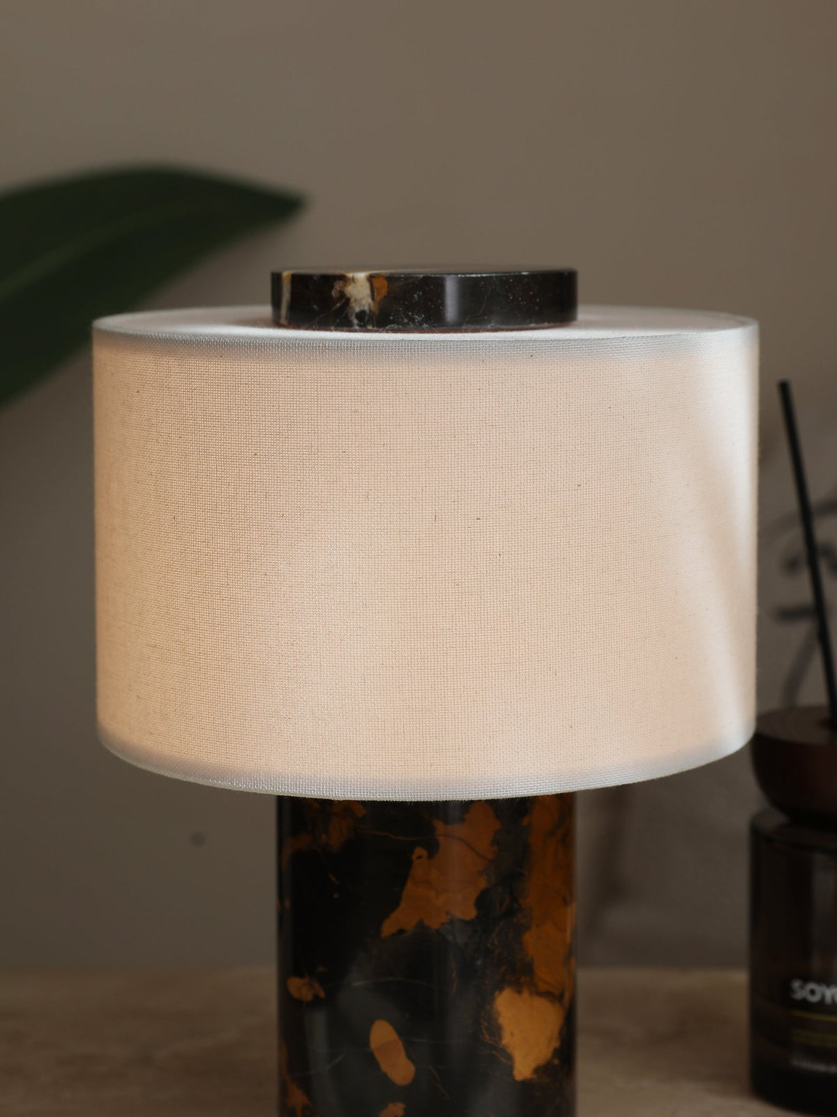 Kalwy cylindryczna lampa stołowa z travertynu w kolorze żółtym