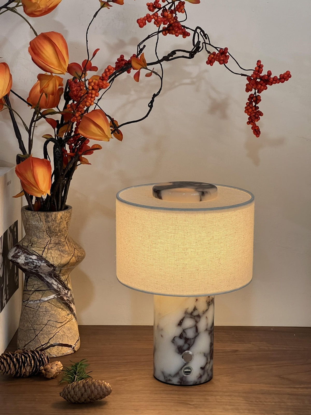 Kalwy cylindryczna lampa stołowa z travertynu w kolorze żółtym