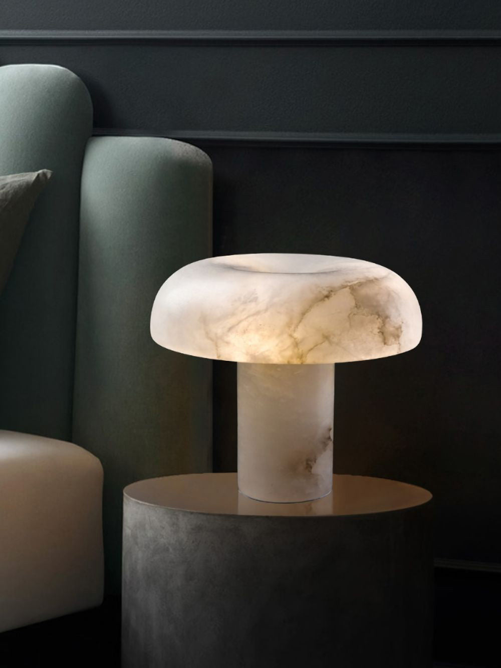 Lampa stołowa z mlecznym kloszem