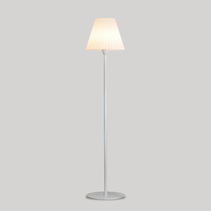 Pleaty lampa stojąca