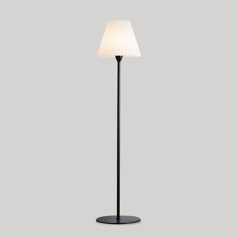 Pleaty lampa stojąca