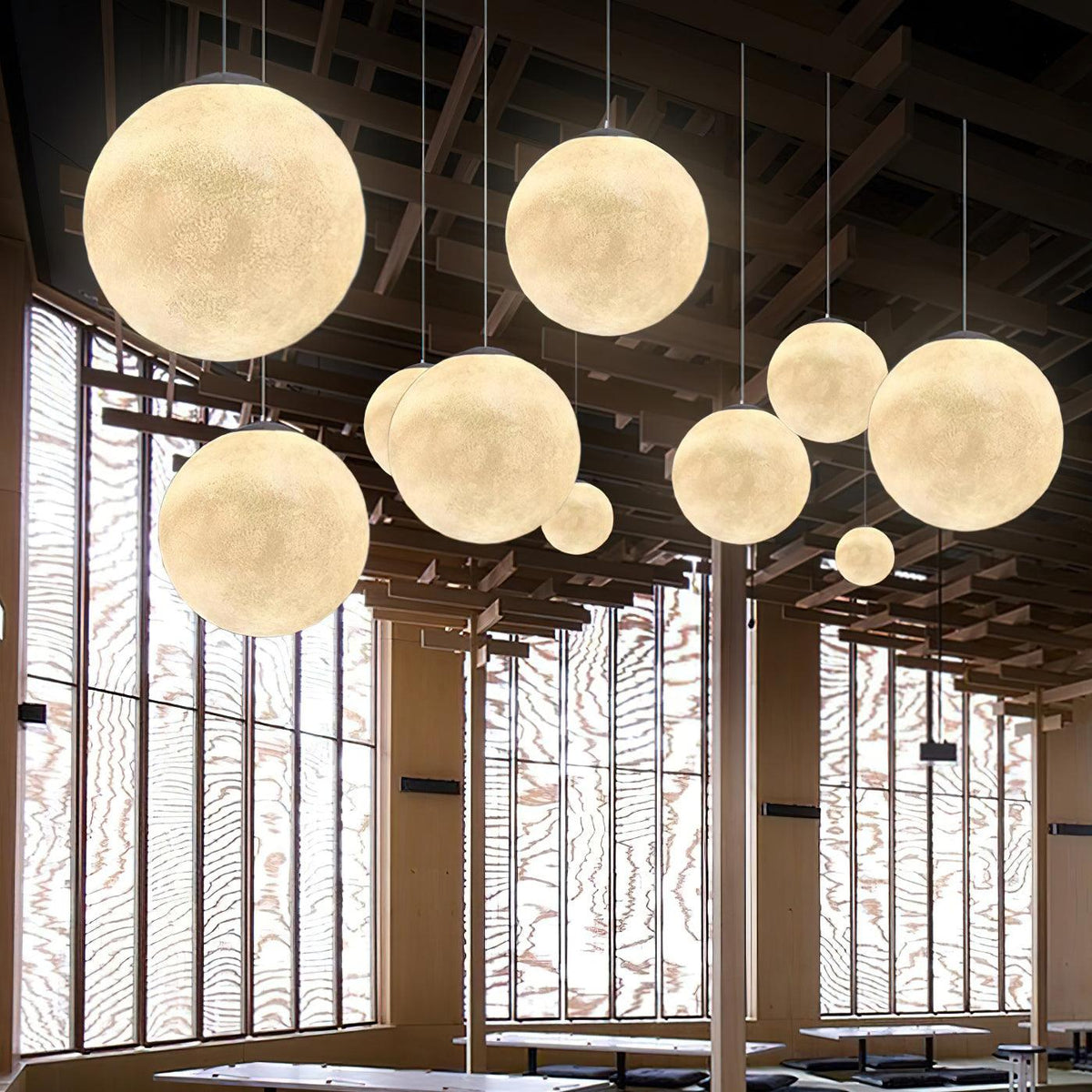 Lampa wisząca Lustra w kształcie księżyca do salonu