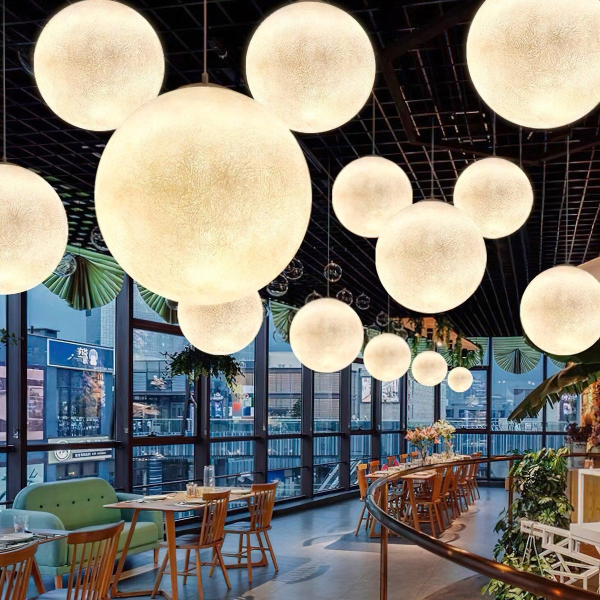 Lampa wisząca Lustra w kształcie księżyca do salonu