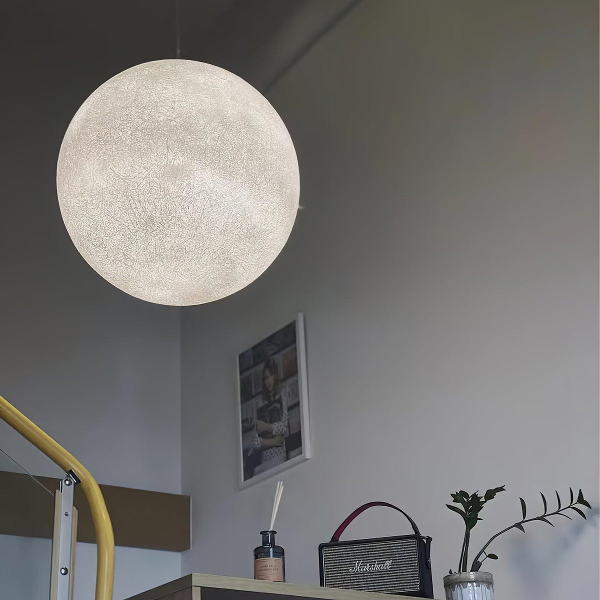 Lampa wisząca Lustra w kształcie księżyca do salonu