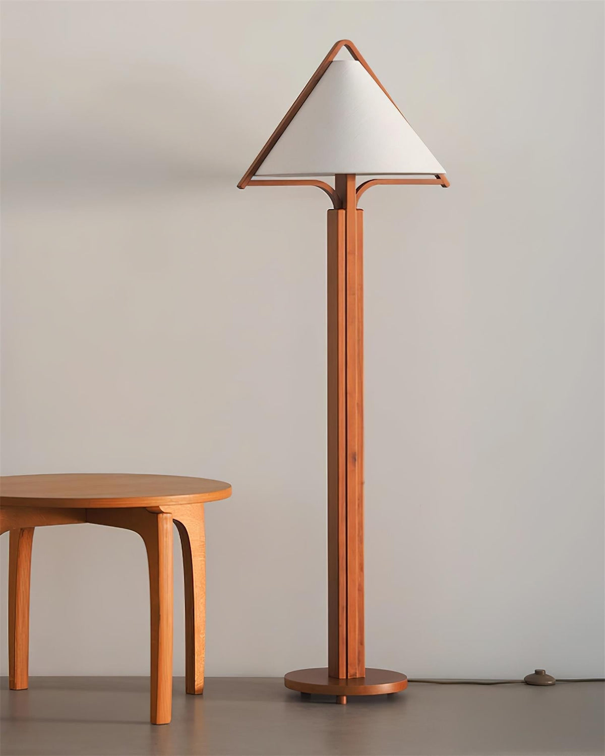 Lampa stojąca w kształcie namiotu