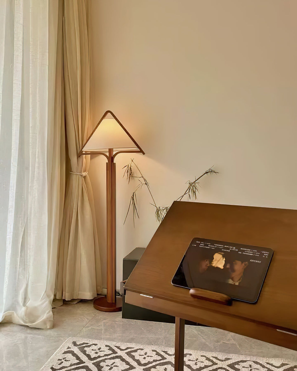 Lampa stojąca w kształcie namiotu