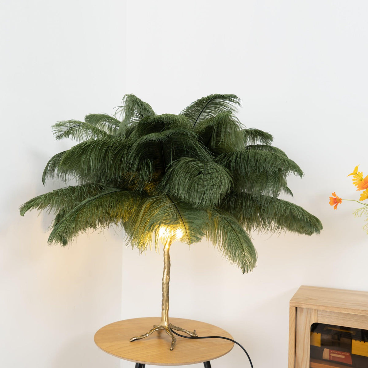Lampa stołowa z piórami strusia