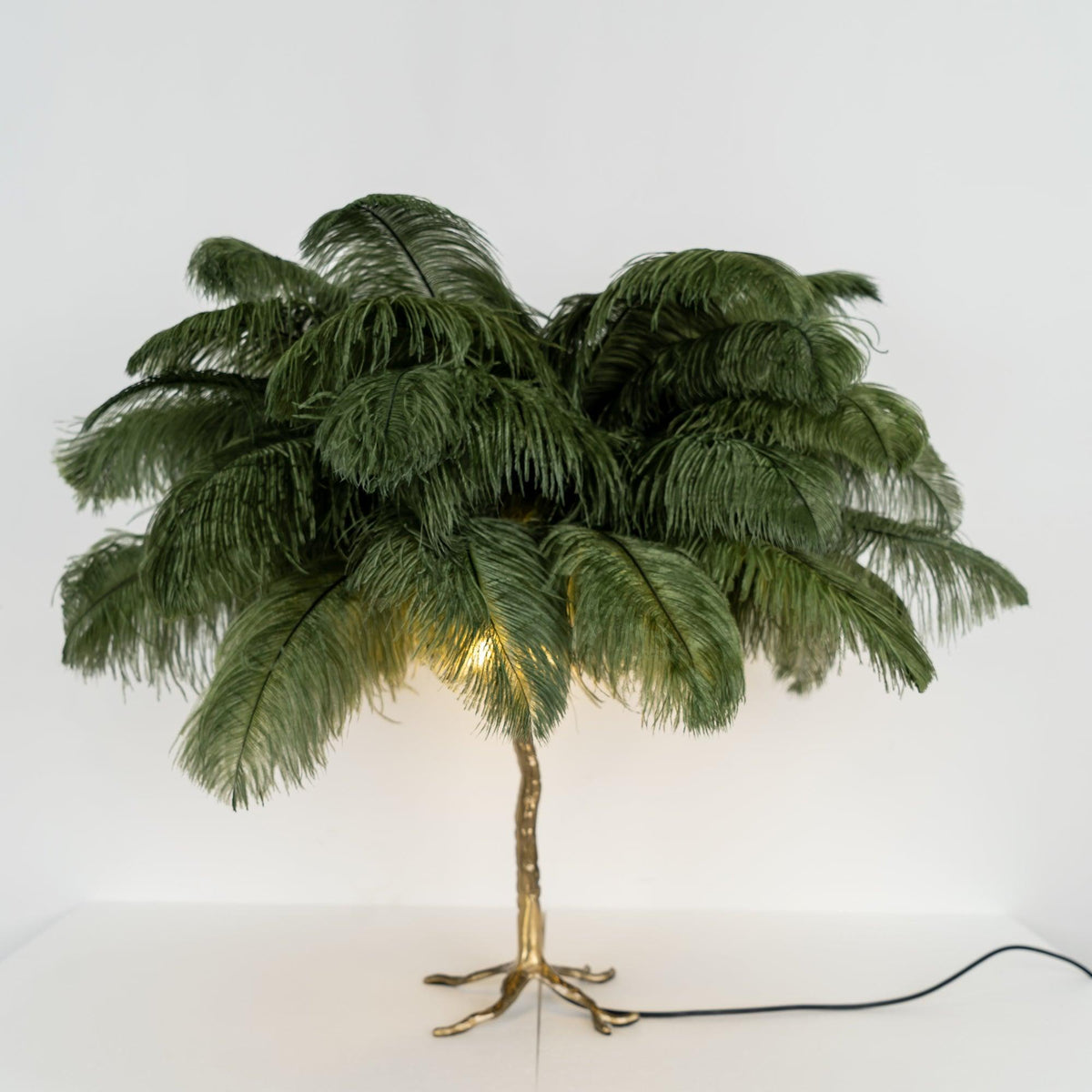 Lampa stołowa z piórami strusia