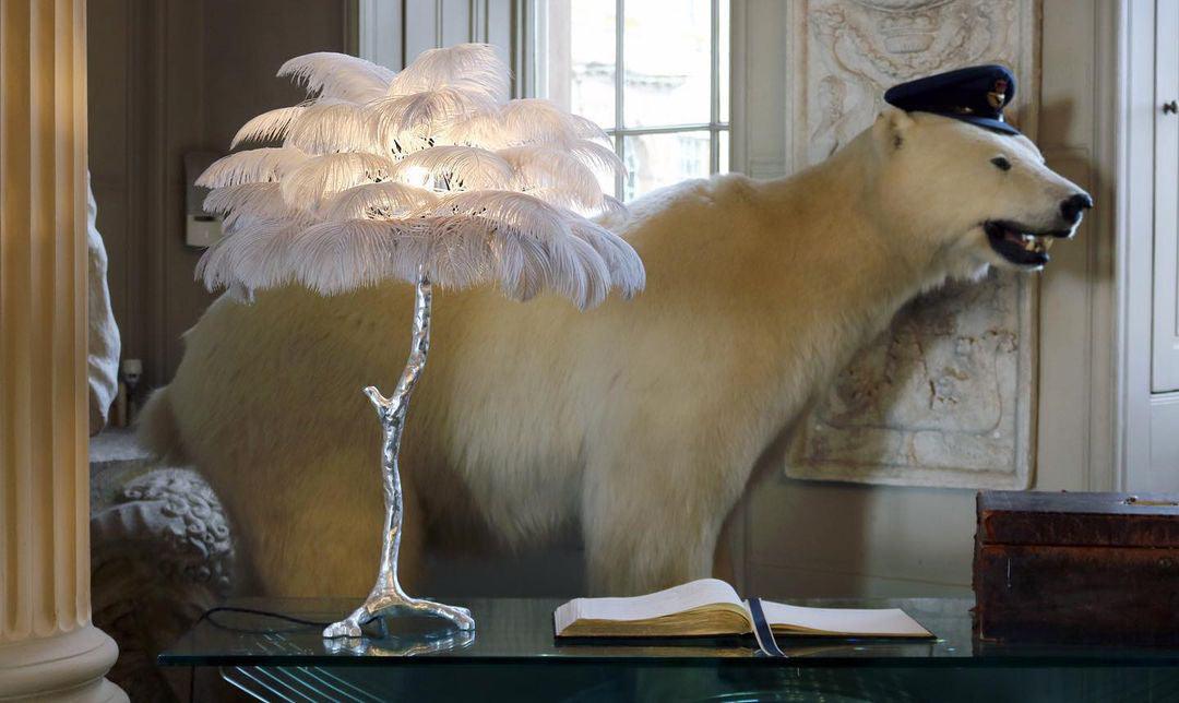Lampa stołowa z piórami strusia