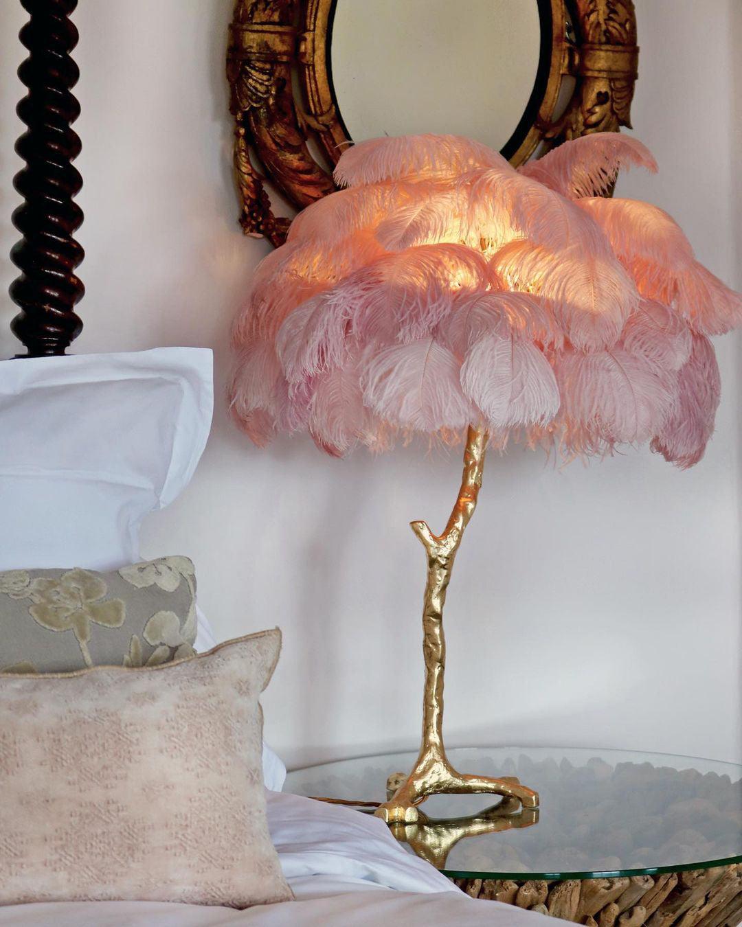 Lampa stołowa z piórami strusia