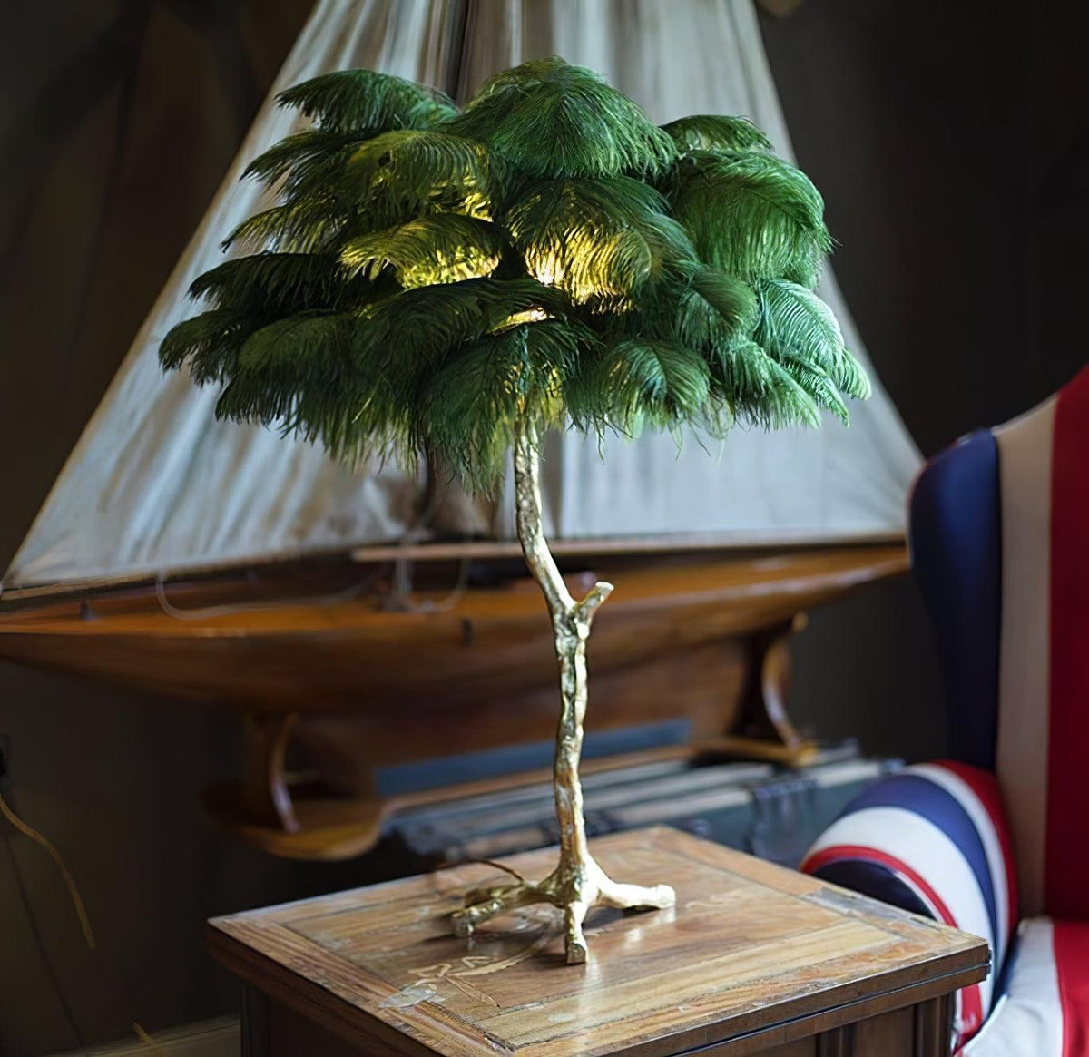 Lampa stołowa z piórami strusia