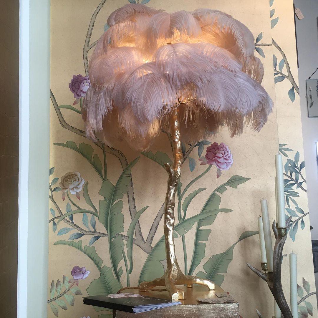 Lampa stołowa z piórami strusia