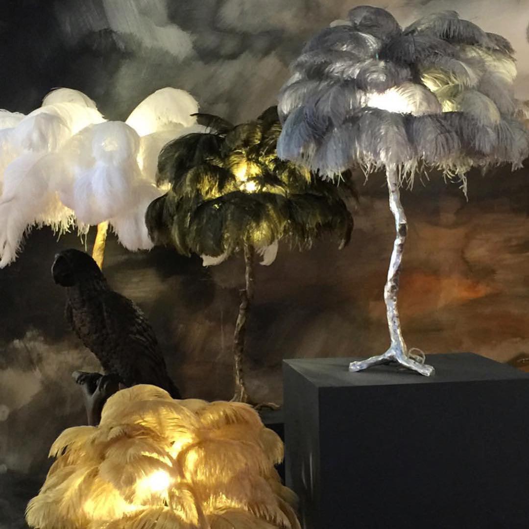 Lampa stołowa z piórami strusia