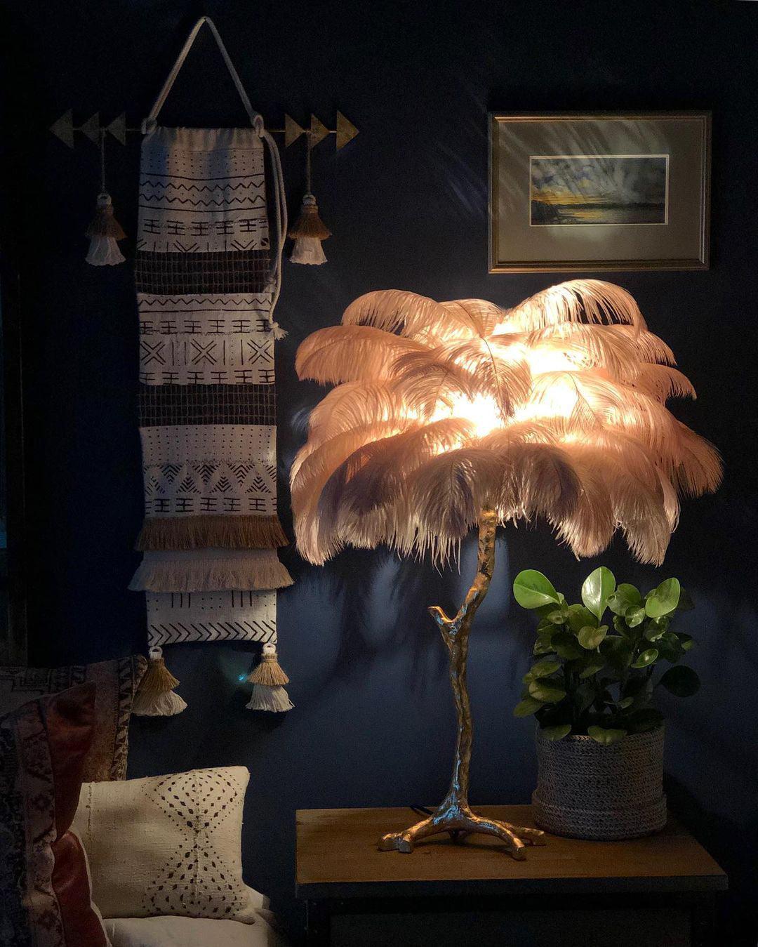 Lampa stołowa z piórami strusia