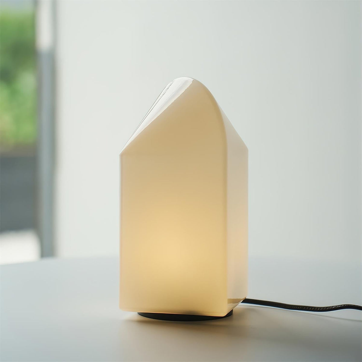 Avenuira lampa stołowa