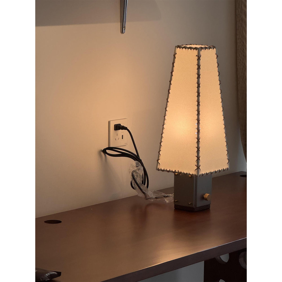 Stitcher lampa stołowa