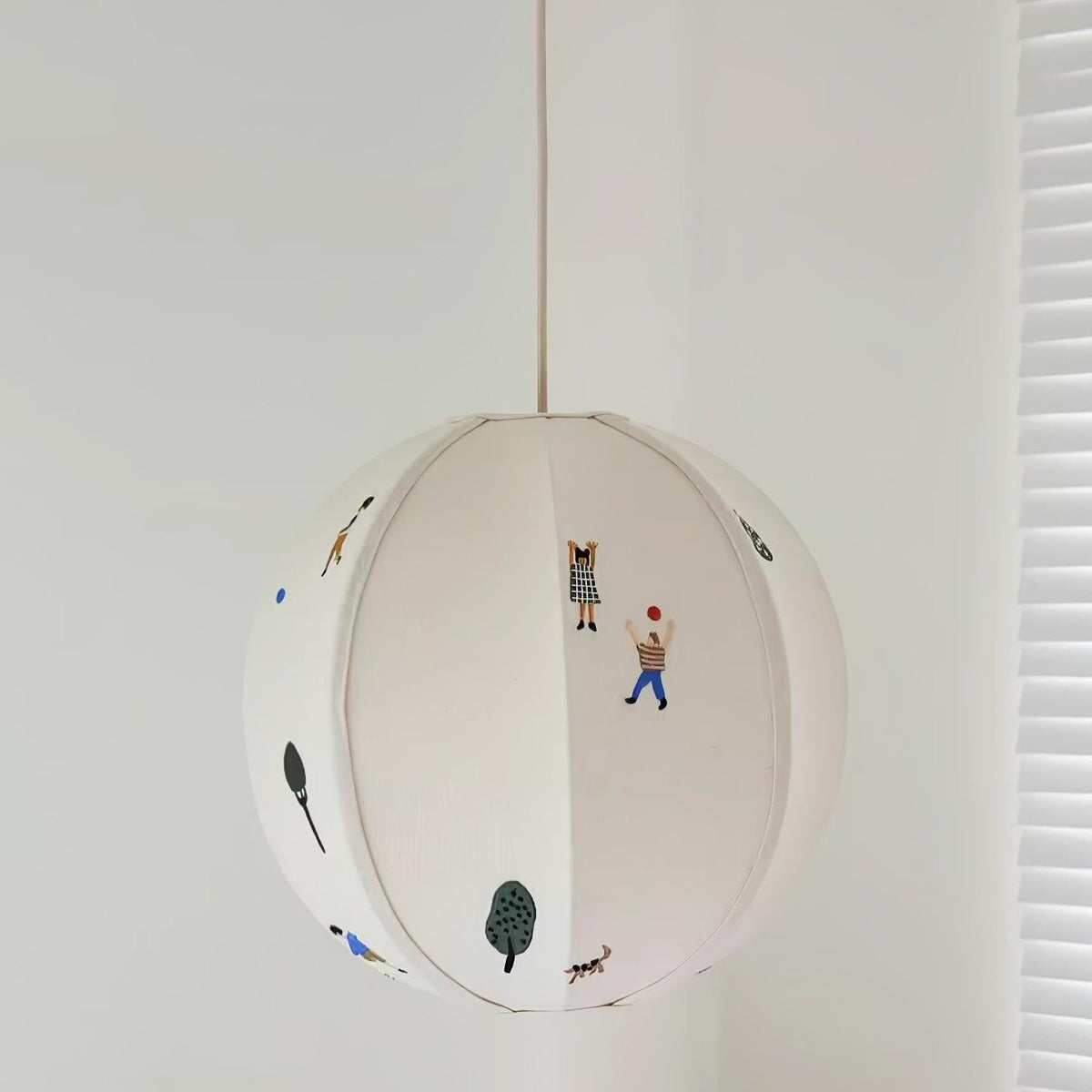 Elva lampa wisząca w kształcie papierowej kuli z rysunkiem