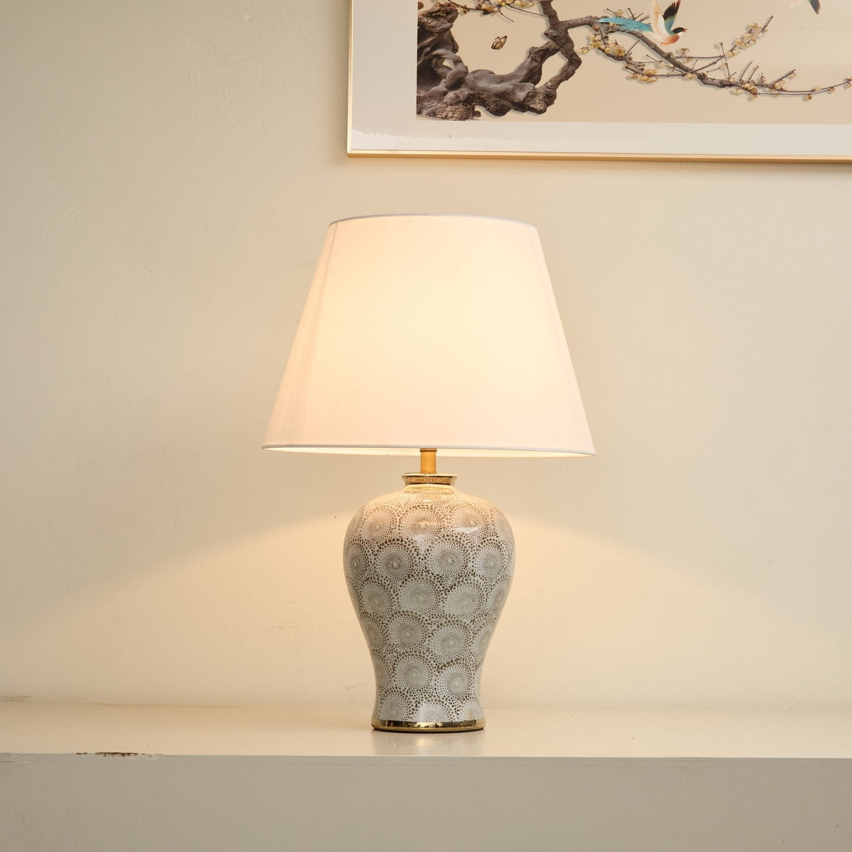 Lampa stołowa z ceramiką w kształcie wazy ze wzorem