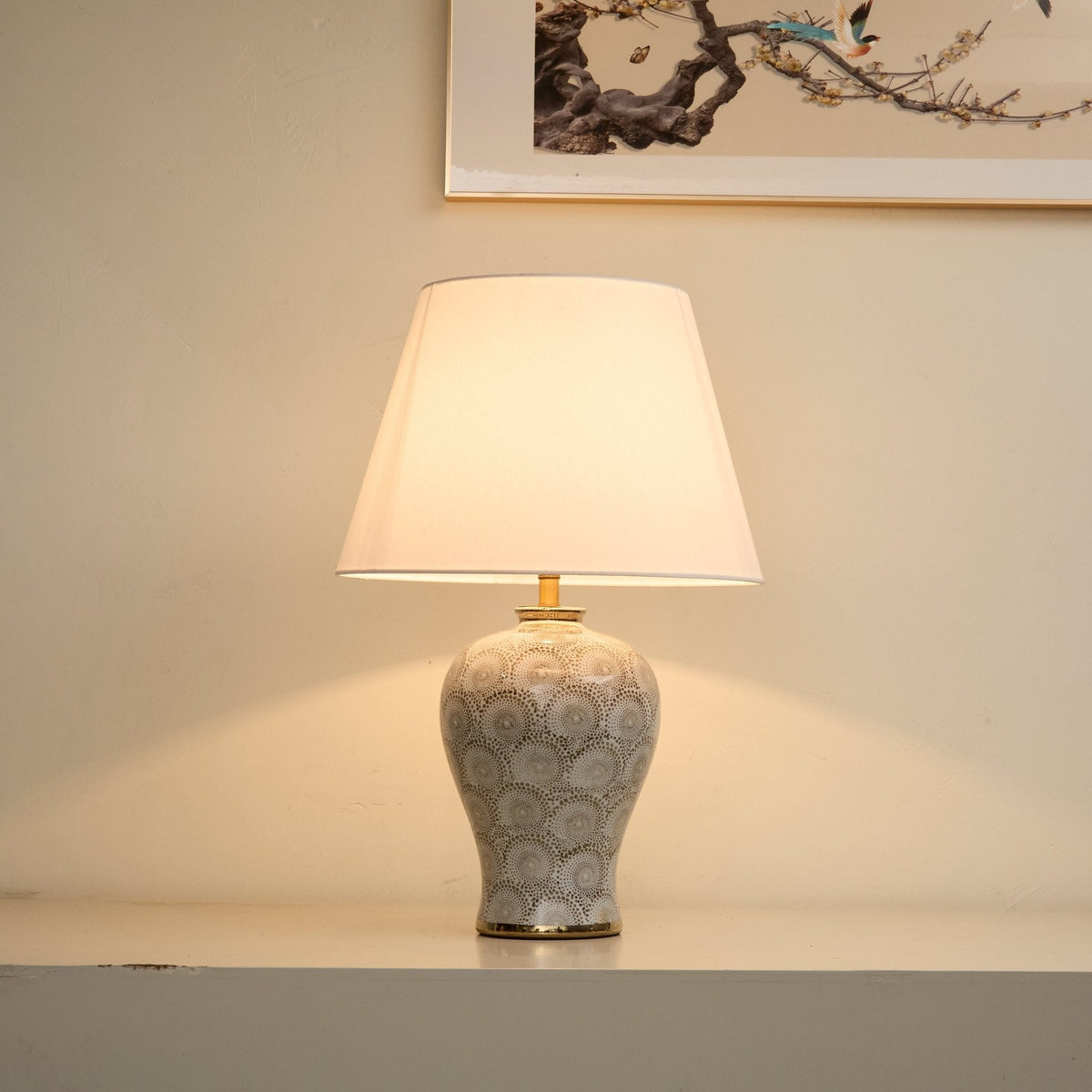Lampa stołowa z ceramiką w kształcie wazy ze wzorem