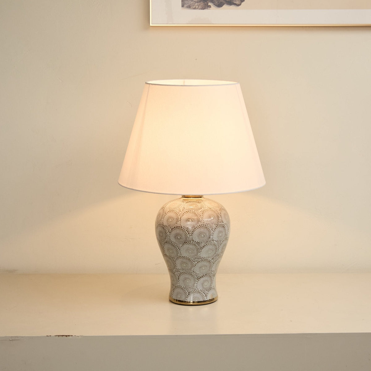 Lampa stołowa z ceramiką w kształcie wazy ze wzorem